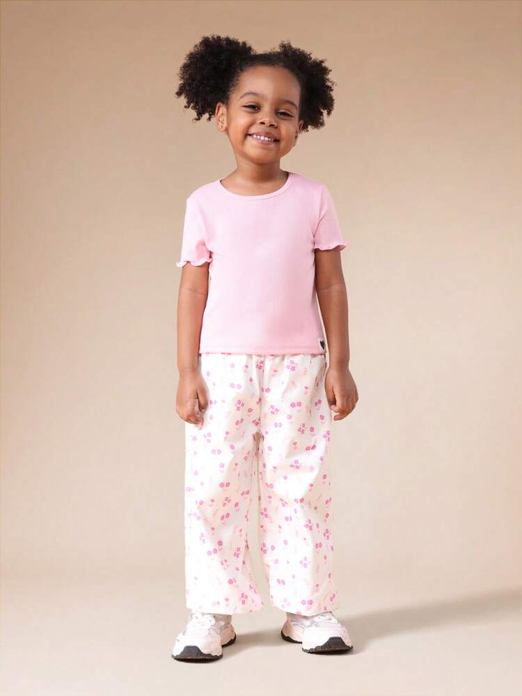 Set aus geripptem T-Shirt und geblümter Pyjamahose