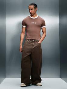 PLAYBOY X SUMWON 男士短袖圆领印花T恤，纯棉休闲夏季日常穿着，常规版型，撞色滚边设计 - 棕色 - 查看 3