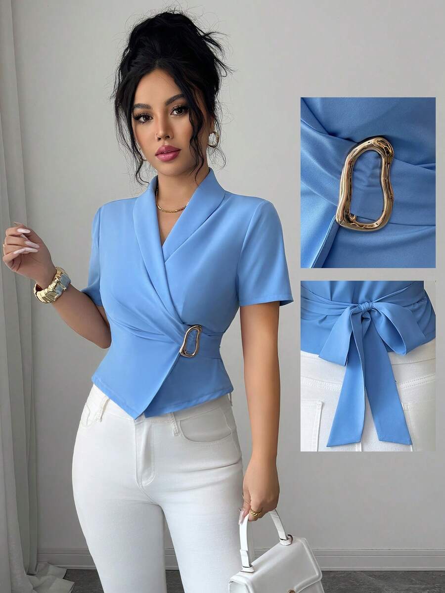 Elenzga 女士立领短袖褶皱不对称金属装饰修身腰部蝴蝶结后背通勤优雅休闲时尚新款蓝色衬衫 - 藍色 - 查看 1