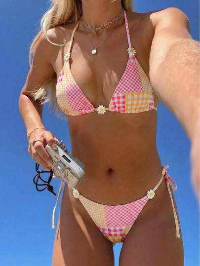 Swim Mod 女士夏季新款几何格纹撞色随机印花可爱花卉装饰性感露背三角上衣和系带三角泳裤泳装套装，时尚沙滩度假休闲装
