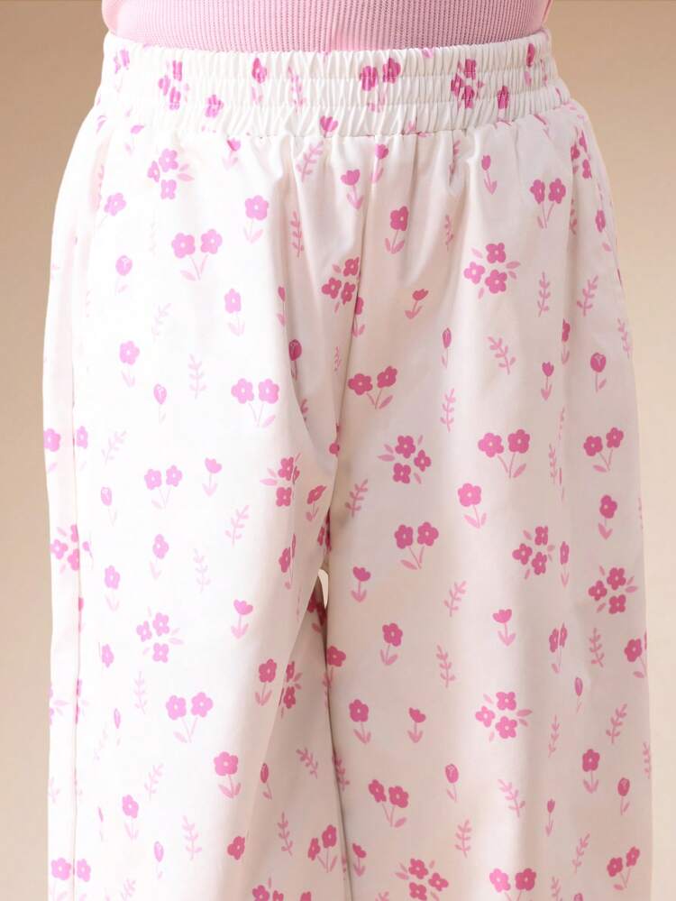 Set aus geripptem T-Shirt und geblümter Pyjamahose