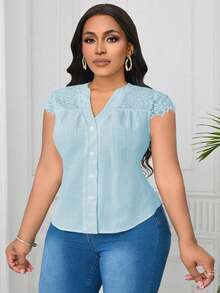SHEIN Clasi Blusa de tela texturizada con cuello en V y encaje de contraste en talla grande - Celeste - Ver 4
