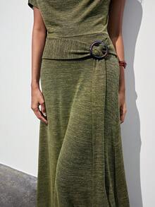 Maija 这款女士休闲宽松长裙采用垂褶领口设计和独特的环扣细节，勾勒出飘逸优雅的廓形。轻盈舒适，适合夏季穿着，是休闲、度假或休闲场合的理想之选，展现女性自信与时尚风格。 - 紫色 - 查看 2