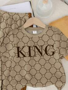 SHEIN Bộ đồ thể thao phong cách retro Mỹ, thường ngày, cổ điển, in chữ "King" hoa văn kiểu Anh, phối màu hài hòa, thoải mái và thời trang gồm áo thun cổ tròn tay ngắn và quần dài cho bé trai. - Nhiều màu - Xem 5