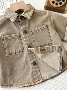 SHEIN LMoss Kids 男婴新款时尚休闲基础款卡其色牛仔布短袖衬衫，前扣口袋设计，适合春夏穿着，可日常穿着，也适合街头、海滩、度假等场合。这款衬衫图案时尚，适合2岁宝宝，是夏季休闲的理想之选。 - 卡其色 - 查看 5