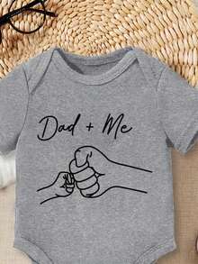 男婴休闲简约卡通父女击拳印花短袖连体衣，适合春夏穿着