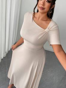 Elenzga 大码女式纯色春夏不对称肩部褶皱腰部短袖长款连衣裙，简约优雅的办公室着装 - 杏色 - 查看 6