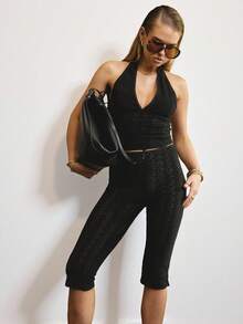 Aralina 露背深V针织上衣，弹力面料，搭配修身七分裤，两件套，适合女性休闲穿搭和个性造型。 - 黑色 - 查看 1