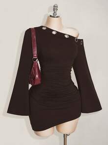 SHEIN ICON 大码女式金属孔眼不对称领修身连衣裙 - 棕色 - 查看 8