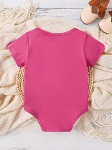 SHEIN Playful Pals 女婴极简字母印花连体衣，洋红色，适合春夏穿着