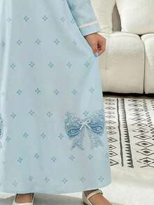 SHEIN 柔雾冰蓝色，甜美优雅的公主风蝴蝶结珍珠图案，适合年轻女孩的休闲优雅传统阿拉伯连衣裙，适合春夏日常穿着、节日庆典、外出游玩。优雅时尚的长袖阿拉伯长裙，可作祈祷服，穿着舒适，休闲百搭，尽显度假风情。端庄的卡夫坦长袍，儿童长袍，新款 - 彩色 - 查看 5