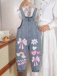 SHEIN Playful Pals 女童可爱牛仔背带裤，休闲宽松版型，印花图案，卷边裤脚设计，面料柔软舒适，适合上学、通勤、日常穿着，春夏秋冬四季皆宜。 - 淺色水洗藍 - 查看 4