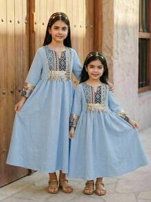 SHEIN Vestido suelto elegante para niña preadolescente con escote en V con muesca, estampado retro, patchwork y unicolor - Celeste - Ver 2