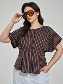 Maija 大码女式棕色底白色条纹梭织舒适衬衫，圆领落肩短袖前褶装饰衬衫，现代都市休闲商务通勤款 - 棕色 - 查看 3
