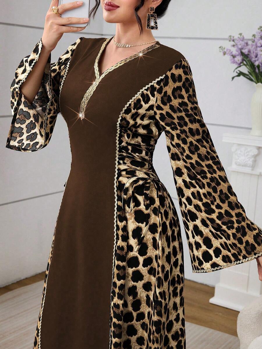 Al Najma كارديجان طويل أنيق بياقة على شكل حرف V مزخرف بطبعة جلد النمر ذو أكمام طويلة ومزين بخرز، مرشق وأنيق - قهوة بني - مشاهدة 1