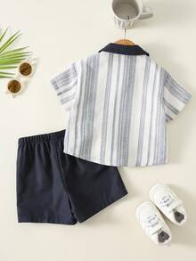 SHEIN 2件套男婴幼儿海军蓝条纹拼接撞色短袖梭织衬衫和工装短裤套装，春夏男婴服装，套装，男婴短袖上衣 - 藏蓝色 - 查看 2