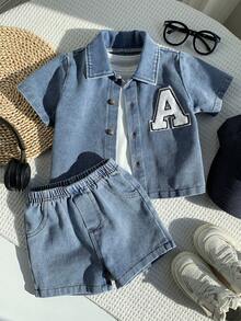 SHEIN 三件套包括：白色字母印花T恤、浅蓝色牛仔短袖开衫、松紧腰牛仔短裤、白色字母图案T恤，适合男宝宝的休闲春夏套装