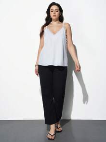 Maija 加大码白色蕾丝拼接吊带背心，优雅浪漫，时尚舒适，宽松V领可调节细肩带，适合度假、商务休闲、户外穿着。白色蕾丝吊带背心，蕾丝边饰，白色吊带背心，白色上衣，曲线白色上衣，圣帕特里克节女士复活节夏季复活节女士派对上衣，海滩夏季假期，女士度假，夏季女士外出，毕业典礼。 - 白色 - 查看 7