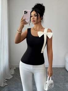 Franclia Áo tank top lệch vai, thắt nơ, hở lưng, phối màu đen và mơ dành cho nữ, thích hợp cho mùa xuân và hè. Áo có chất liệu vải đen ôm sát, điểm nhấn là chiếc nơ lớn màu be ở một bên. Kiểu dáng đơn giản nhưng thanh lịch và cá tính, phù hợp cho hẹn hò và những buổi đi chơi thường ngày. Đặc điểm sản phẩm: Áo tank top phối màu dành cho nữ, áo lệch vai thắt nơ, áo tank top hở lưng phong cách thanh lịch và cá tính, áo tank top đa năng cho hẹn hò, áo tank top cá tính thường ngày. - Nhiều màu - Xem 3