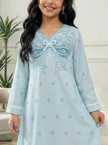 SHEIN 柔雾冰蓝色，甜美优雅的公主风蝴蝶结珍珠图案，适合年轻女孩的休闲优雅传统阿拉伯连衣裙，适合春夏日常穿着、节日庆典、外出游玩。优雅时尚的长袖阿拉伯长裙，可作祈祷服，穿着舒适，休闲百搭，尽显度假风情。端庄的卡夫坦长袍，儿童长袍，新款 - 彩色 - 查看 4