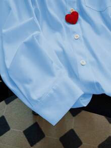 GlowEve CURVE Áo sơ mi dài tay cài một hàng khuy, túi hông, in hình môi, cỡ lớn dành cho nữ. - Màu xanh lam - Xem 3