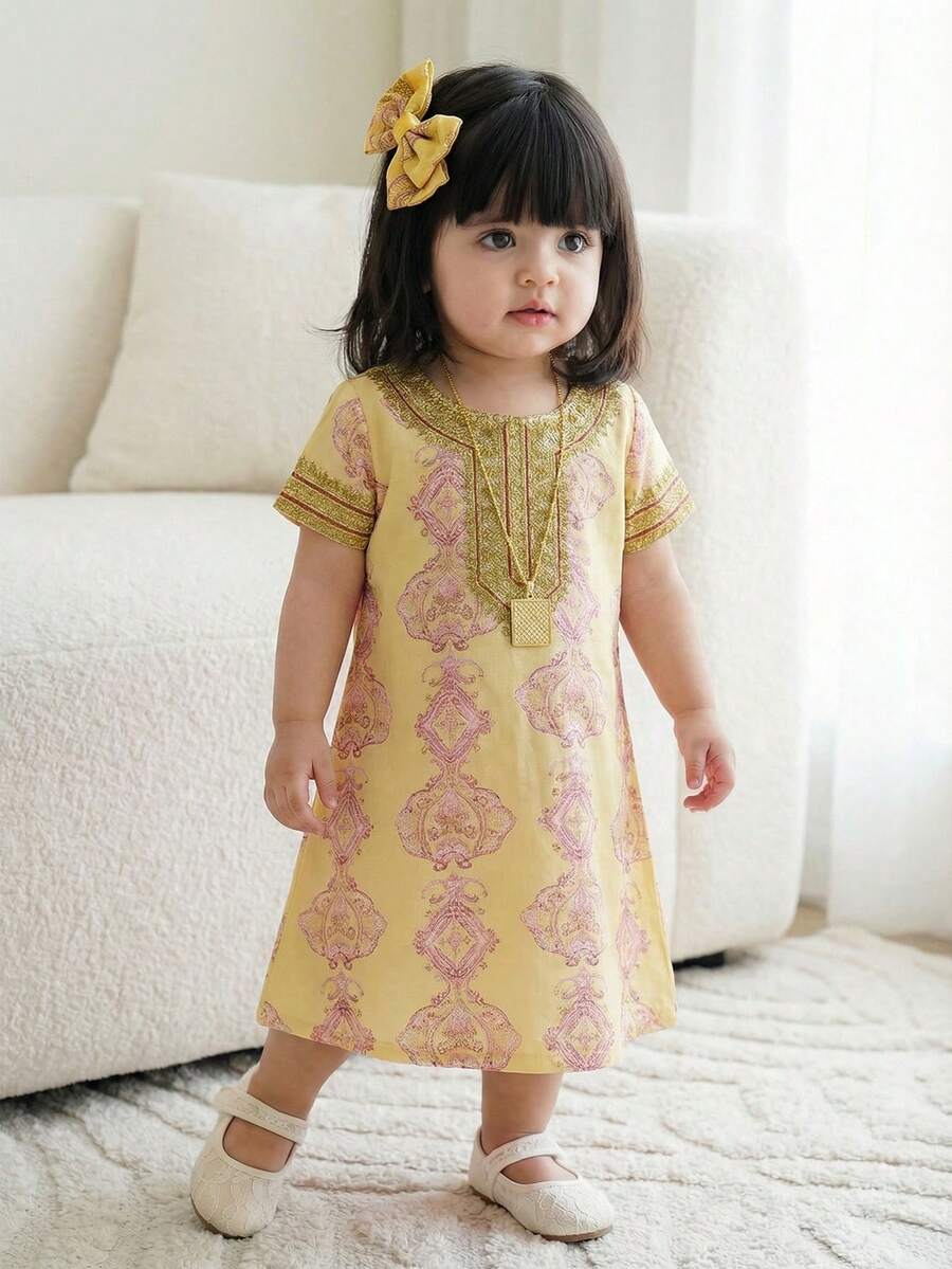 粉色碎花女婴长袍，优雅复古碎花刺绣，女婴休闲简约传统长袖阿拉伯连衣裙，适合春夏穿着，优雅端庄长袖连衣裙，祈祷长袍，舒适休闲，休闲装，度假风，端庄卡夫坦长袍，女婴长袍，女婴长袍 - 彩色 - 查看 1