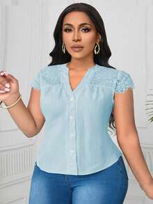 SHEIN Clasi Blusa de tela texturizada con cuello en V y encaje de contraste en talla grande - Celeste - Ver 5