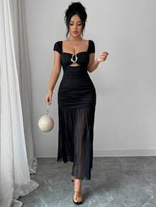 SHEIN Unity 这款修身连衣裙适合约会、正式晚宴、派对等场合。胸前的镂空设计打破了纯黑色的单调，垂褶的裙摆在行走间增添了灵动之感，百搭的黑色调适合所有肤色。 - 黑色 - 查看 4