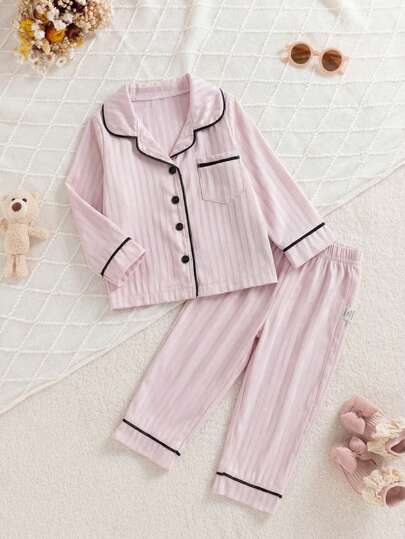 SHEIN 两件套女宝宝可爱甜美时尚休闲浅粉色竖条纹缎面丝绸质感撞色黑色滚边包边口袋装饰翻领纽扣长袖衬衫上衣和松紧腰长裤两件套睡衣家居服睡衣柔软舒适，适合日常居家穿着，春秋冬皆宜。