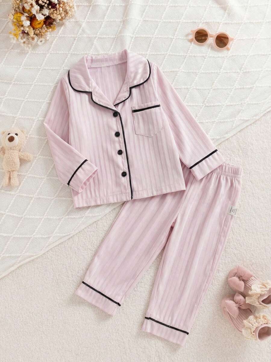 SHEIN 两件套女宝宝可爱甜美时尚休闲浅粉色竖条纹缎面丝绸质感撞色黑色滚边包边口袋装饰翻领纽扣长袖衬衫上衣和松紧腰长裤两件套睡衣家居服睡衣柔软舒适，适合日常居家穿着，春秋冬皆宜。 - 粉色 - 查看 1