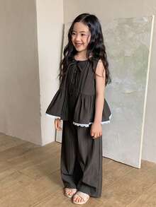 DAZY Bộ 2 món cho bé gái: áo cổ tròn phối ren, viền bèo nhún và quần ống rộng thoải mái. - Xám - Xem 4