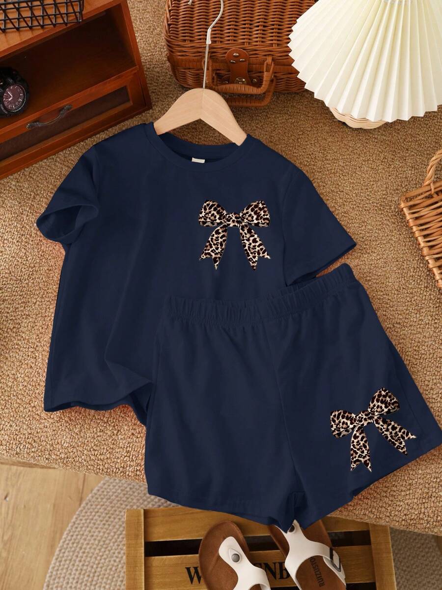 SHEIN LMoss Kids Bộ đồ 2 mảnh gồm áo sơ mi ngắn tay và quần short họa tiết da báo, kiểu dáng tối giản, thích hợp cho bé gái tuổi teen, kèm nơ cổ vintage và họa tiết da báo, phù hợp cho mùa hè. - Màu xanh hải quân - Xem 1