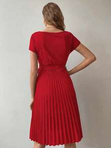 SHEIN Gaun Wanita Warna Burgundy dengan Hem Berlipit dan Sabuk di Bagian Dalam - Merah - View 2