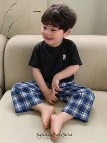 Cozy Pixies Conjunto de 2 piezas de parte superior de manga corta de cuello redondo suave con estampado de oso de dibujos animados y pantalones a cuadros para bebé niño - Azul - Ver 7