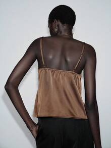 Lumivelle 女士V领蕾丝可调节肩带深棕色撞色黑色蕾丝吊带衫 - 棕色 - 查看 2