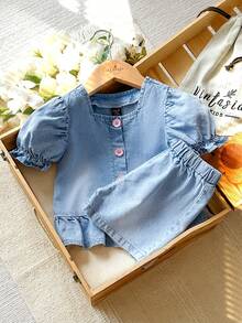 SHEIN Vintaside Kids 女嬰牛仔套裝 - 寬鬆版型荷葉袖牛仔上衣搭配粉色鈕扣裝飾，搭配寬鬆版型彈性腰牛仔短褲。採用輕盈柔軟的棉質牛仔效果面料，時尚女孩必備。適合春夏季穿著、休閒出遊、拍照、派對。秋季新品。 - 淺色水洗藍 - 查看 6