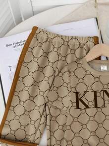 SHEIN Bộ đồ thể thao phong cách retro Mỹ, thường ngày, cổ điển, in chữ "King" hoa văn kiểu Anh, phối màu hài hòa, thoải mái và thời trang gồm áo thun cổ tròn tay ngắn và quần dài cho bé trai. - Nhiều màu - Xem 4