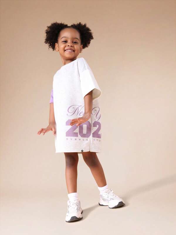  Vestido Camiseta de Manga Curta com Gola Careca e Blocos de Cor SUMWON para Meninas, com Mangas Roxas e Estampa do Número NYC para Uso Casual e Férias