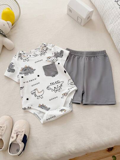 SHEIN Vintaside Kids 2 piezas Conjunto de body de manga corta con bolsillo y pantalón corto de cintura elástica con estampado de rayas azul y blanco para bebé recién nacido niño, suave y cómodo, adecuado para uso en casa y exterior, primavera/verano, pantalón corto para niño, ropa de recién nacido, ropa para niño de 0-9 meses