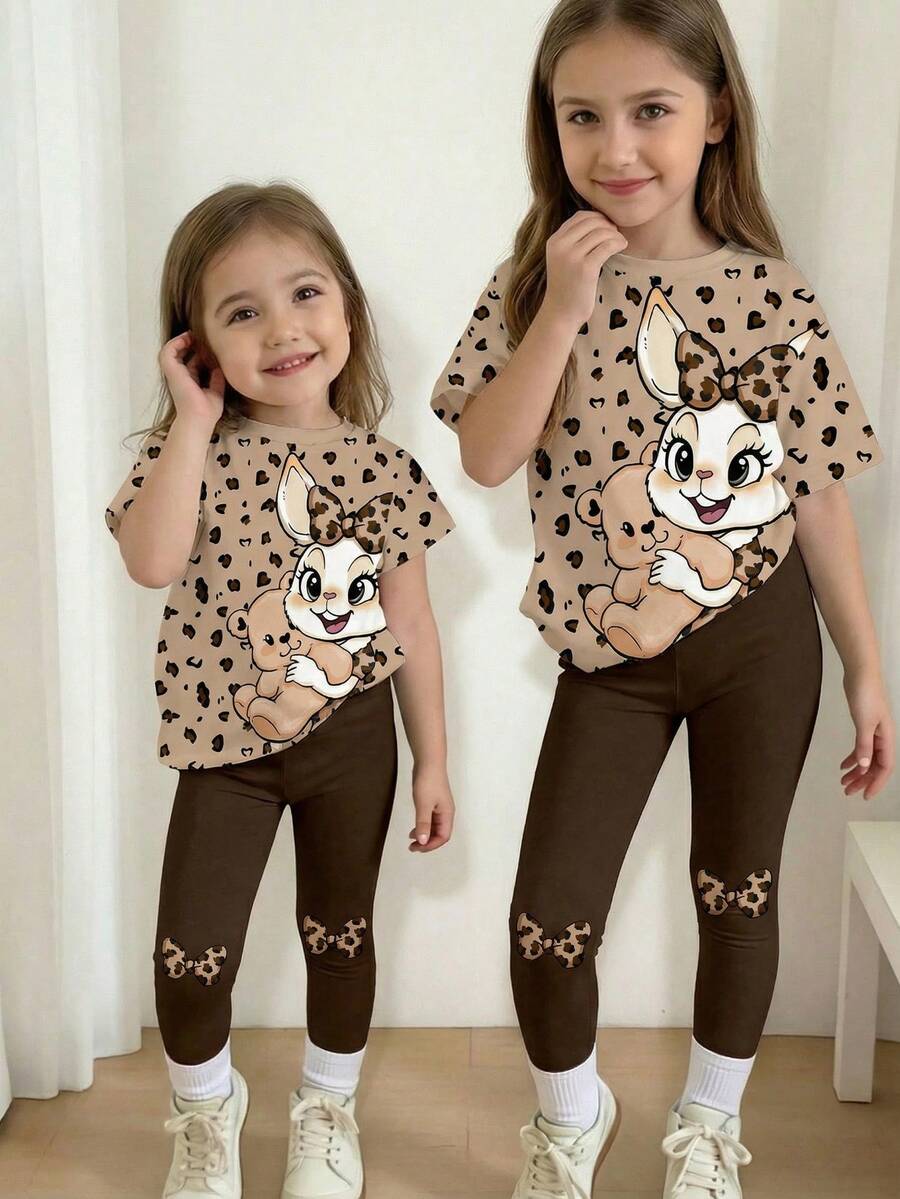 SHEIN 两件套可爱兔子豹纹印花上衣和打底裤套装，休闲宽松圆领短袖T恤搭配紧身裤，适合年轻女孩，春夏日常穿着、旅行、搭配、居家、度假、户外活动、农场生活、休闲放松等场合。