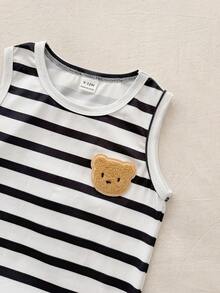 SHEIN Bộ đồ hai mảnh cho bé trai mùa hè, gồm áo tank top cổ tròn in sọc và quần short đen, họa tiết gấu 3D. Thích hợp cho đi học hàng ngày, tham gia các hoạt động bố mẹ - con cái, dã ngoại và mặc ở nhà. Chúc bé có những giờ phút vui vẻ! - Đen và trắng - Xem 5