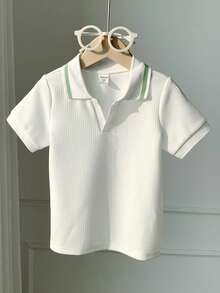 SHEIN 男童白色纹理面料Polo衫，休闲舒适，时尚百搭，面料柔软，适合日常穿着、旅行、户外活动、度假、派对、夏季海滩度假、春夏穿着。