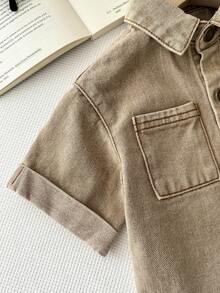 SHEIN LMoss Kids 男婴新款时尚休闲基础款卡其色牛仔布短袖衬衫，前扣口袋设计，适合春夏穿着，可日常穿着，也适合街头、海滩、度假等场合。这款衬衫图案时尚，适合2岁宝宝，是夏季休闲的理想之选。 - 卡其色 - 查看 6