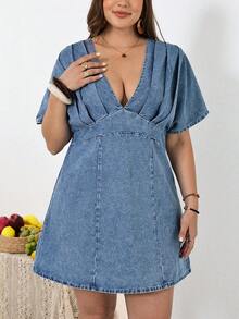 SHEIN CURVE+ Đầm denim xếp ly tay raglan cổ chữ V màu trơn cỡ lớn, thích hợp cho mùa xuân hè, ngày lễ tình nhân, lễ hội, đi làm, nghỉ mát, tốt nghiệp, phong cách Y2K, dễ thương, thời trang đường phố, dự tiệc, đám cưới, thanh lịch, công sở, thường ngày. Đầm denim mini cỡ lớn dành cho nữ, cổ chữ V, tay ngắn kiểu cánh dơi, màu denim bạc màu. - Màu xanh lam - Xem 3