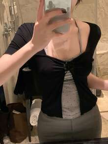 DAZY Camiseta casual de mujer de manga corta con bajo con volantes y bloqueo de color en contraste, estilo femenino - Negro - Ver 1