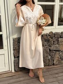 Vivie Lora 女士宽松V领中袖印花中长连衣裙 - 杏色 - 查看 2