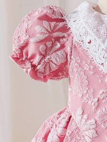 SHEIN 女婴可爱时尚粉色提花蕾丝荷叶边领泡泡袖连衣裙，适合派对和宴会 - 粉色 - 查看 7