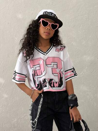 2026 Printemps et été Minimaliste décontracté, Streetwear Y2K, T-shirt maille à manches courtes évasées et col V imprimé graphique flamme 23, Convient pour les jeunes filles, l'été, les événements sportifs, l'entraînement, les vêtements scolaires Y2k. Jersey Y2k, Hauts graphiques Y2k, Hauts 90s Y2k, Convient pour un look chic