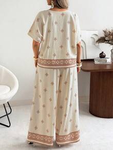 Ceyna Conjunto de duas peças feminino plus size casual para férias, com estampa vintage, composto por blusa de gola redonda com mangas morcego e calça pantalona. Ideal para primavera/verão. - Damasco - Ver 2