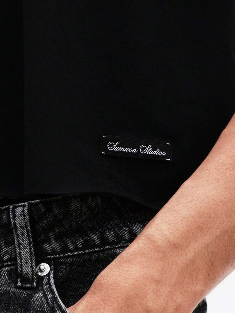 Top corto ajustado con gráficos en la espalda